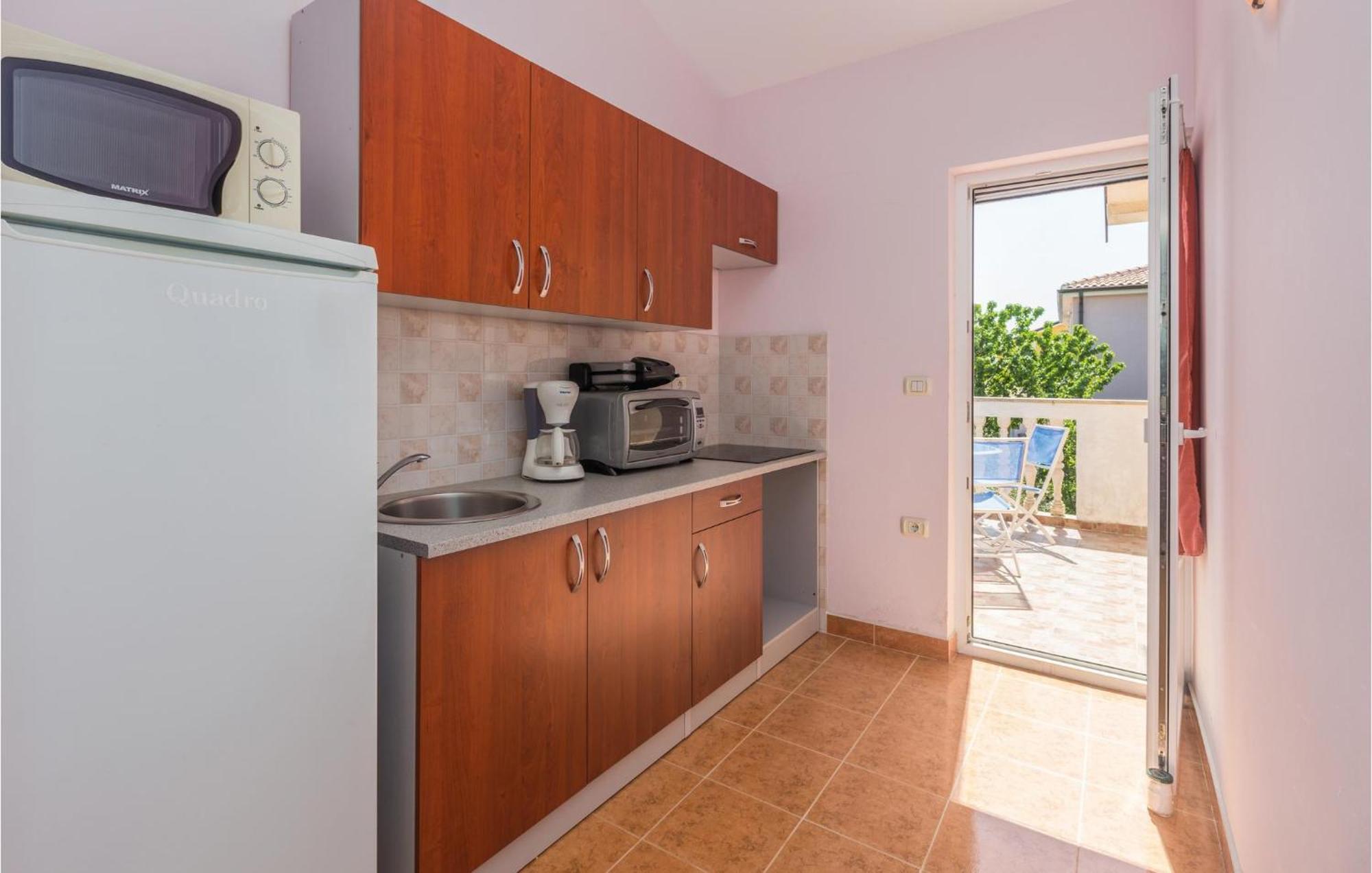 Nice Apartment In Kastel With Kitchen エクステリア 写真